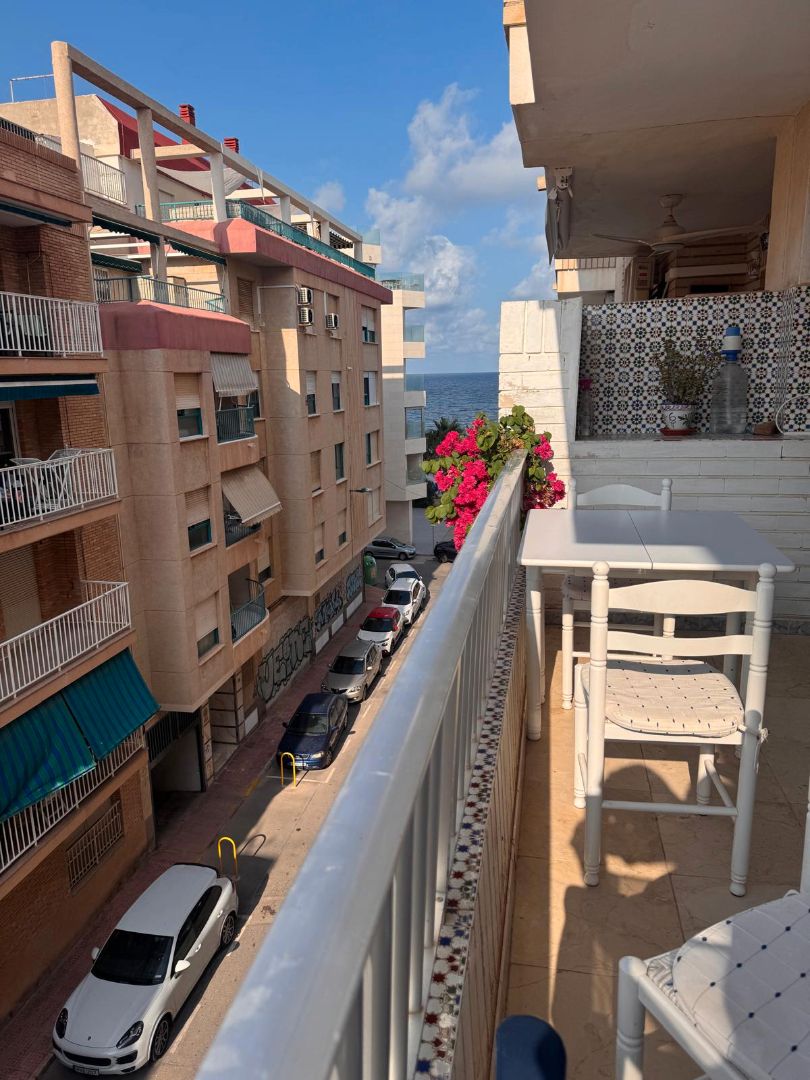 Vista exterior de Pis en venda en Torrevieja amb Aire condicionat, Terrassa i Moblat