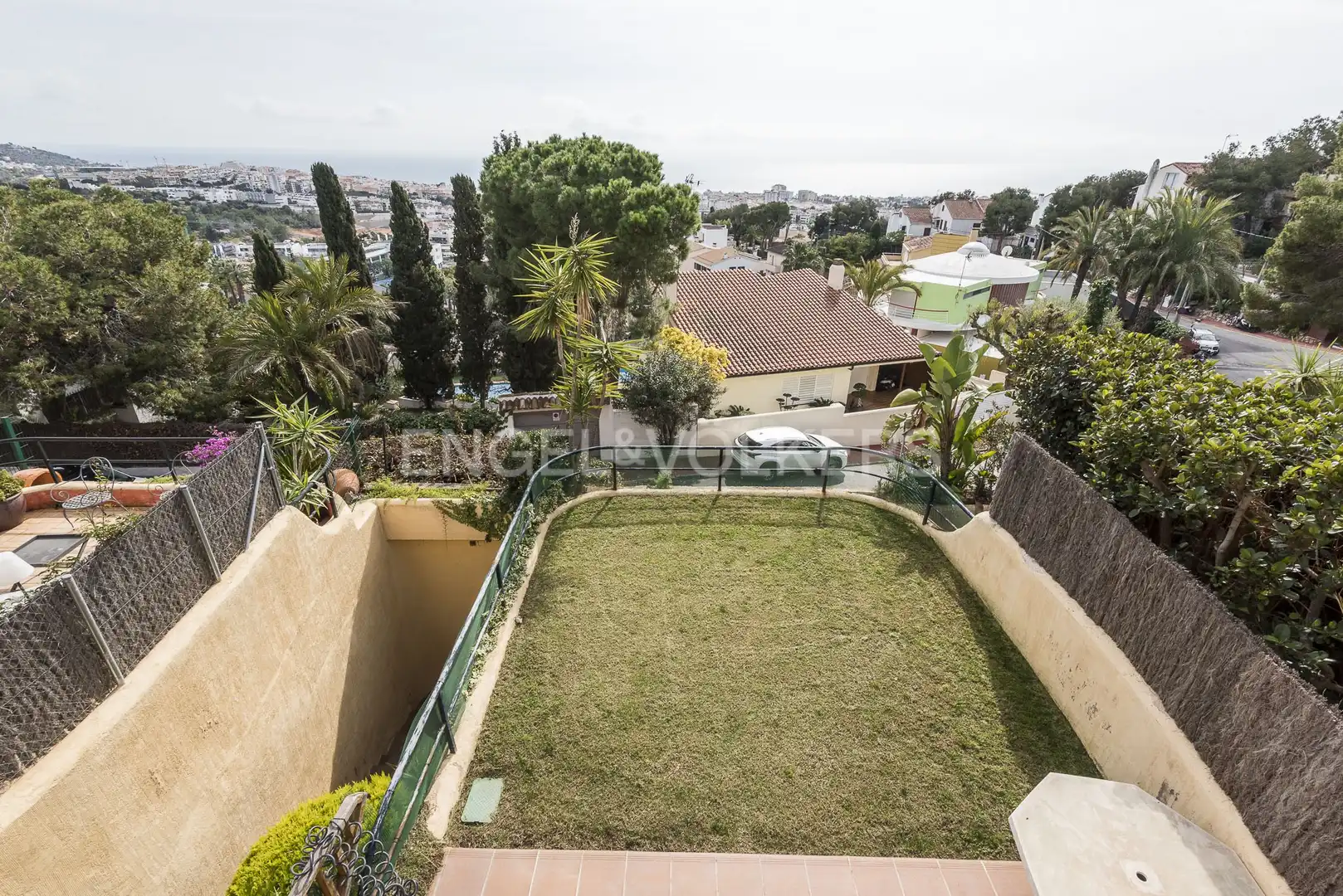 Vista exterior de Casa adosada en venda en Sitges amb Aire condicionat, Calefacció i Jardí privat