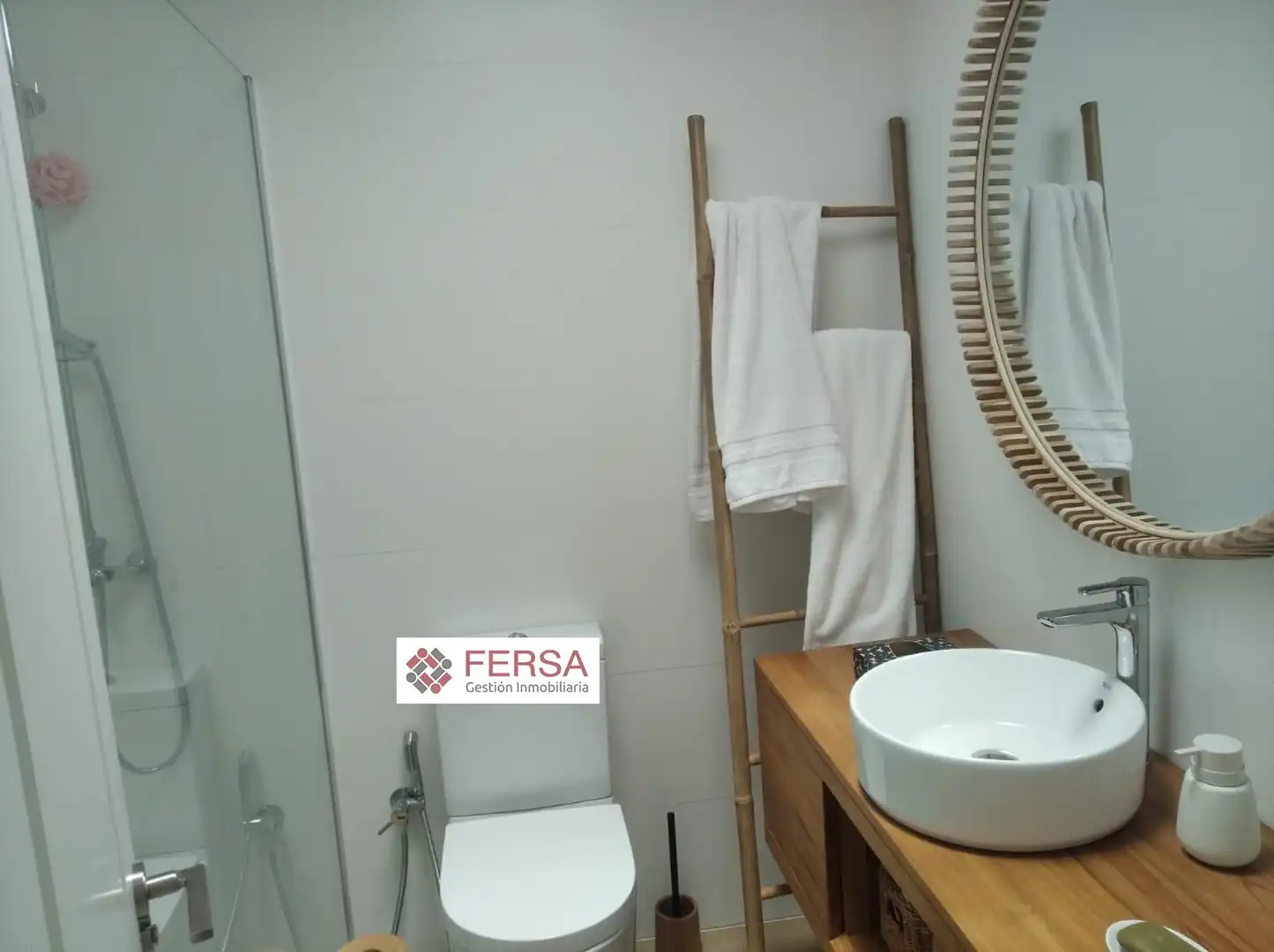 Baño de Casa adosada de alquiler en El Puerto de Santa María con Aire acondicionado, Calefacción y Jardín privado