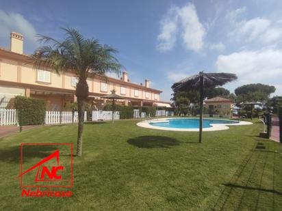 Jardí de Casa adosada en venda en Rota amb Terrassa i Piscina