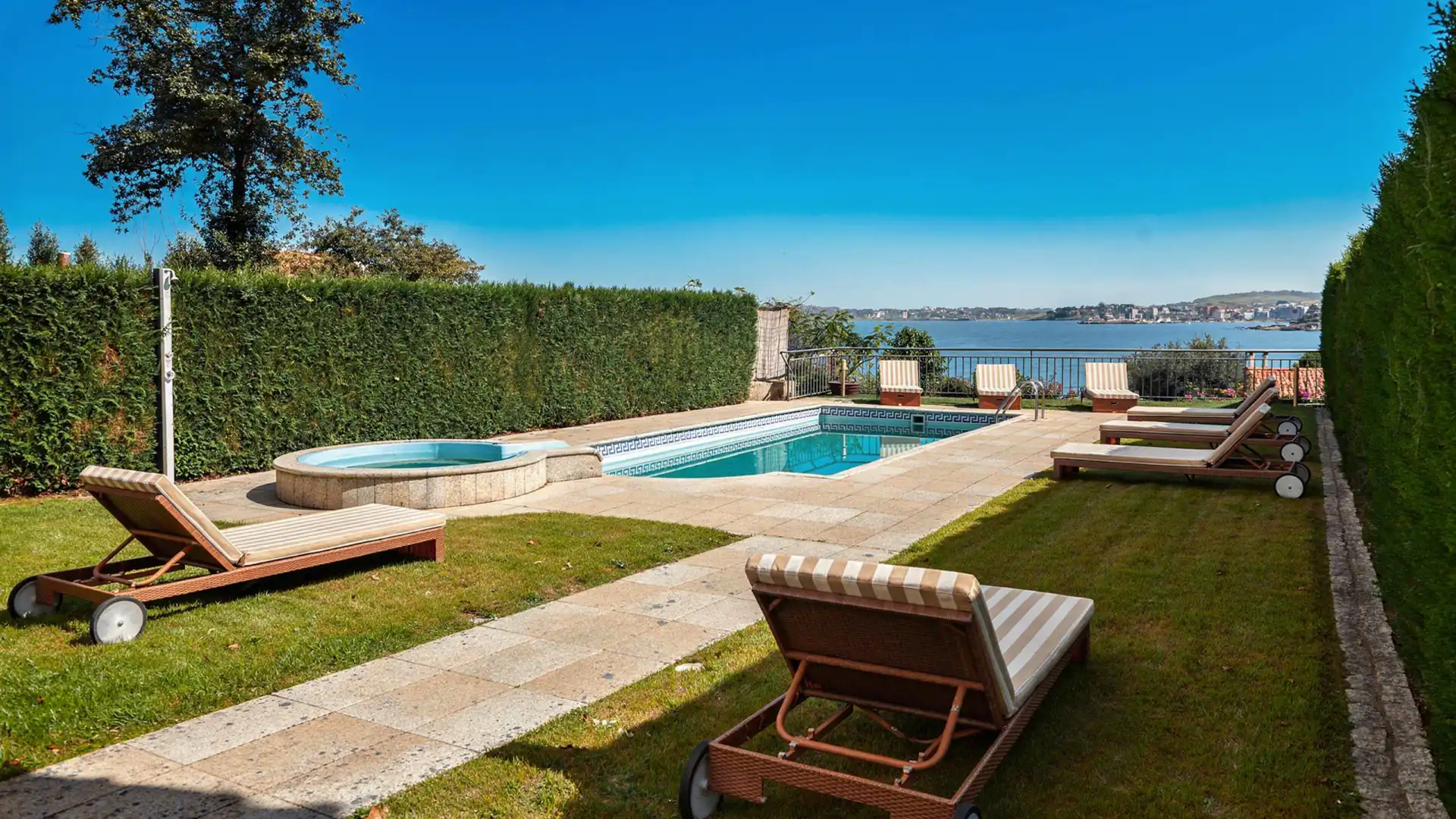 Piscina de Casa adosada en venta en Sanxenxo con Calefacción, Jardín privado y Parquet