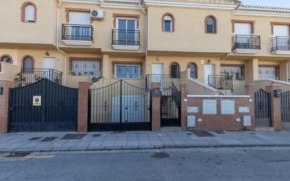 Vista exterior de Casa adosada en venda en Churriana de la Vega amb Terrassa