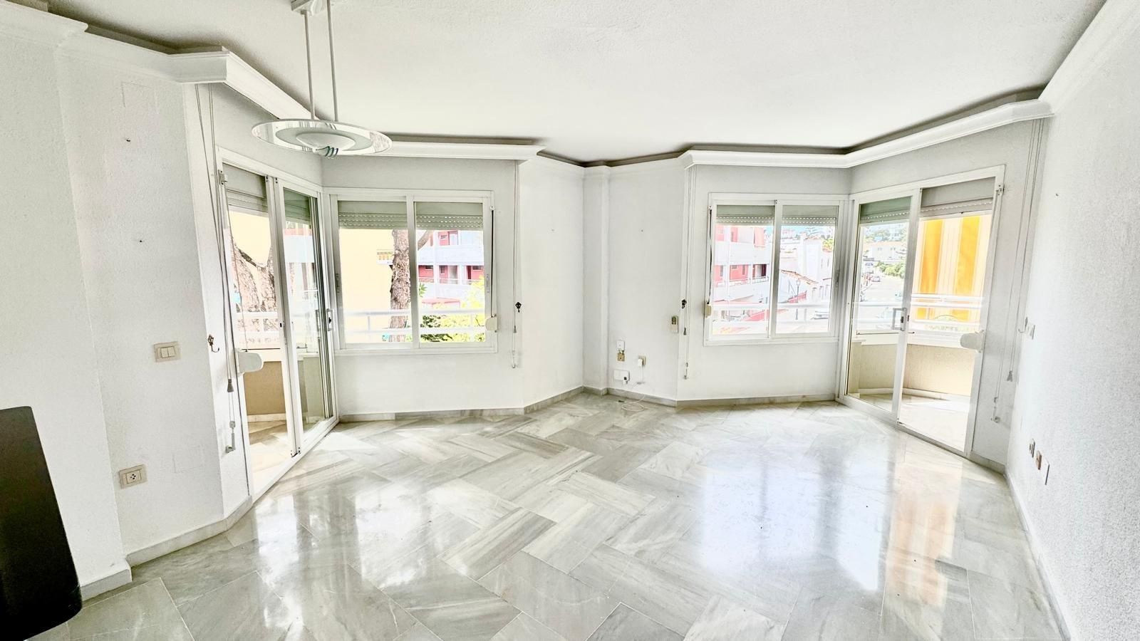 Sala d'estar de Apartament en venda en Torremolinos amb Aire condicionat, Jardí privat i Parquet