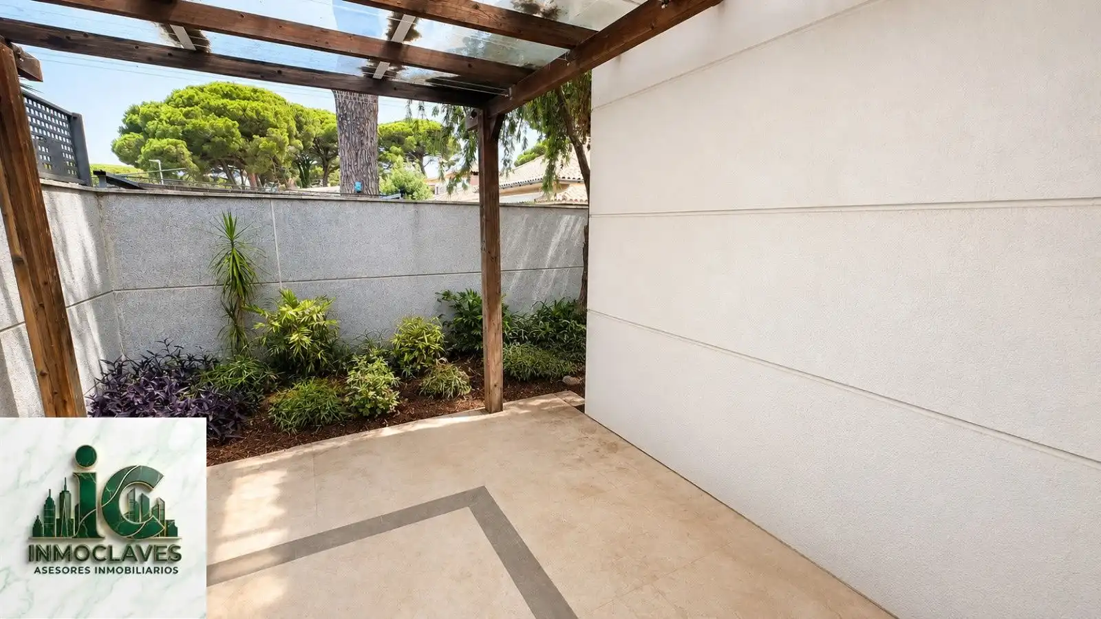 Terrace of Detached homes for sale in Algeciras  with Air Conditioner, Heating and Private garden