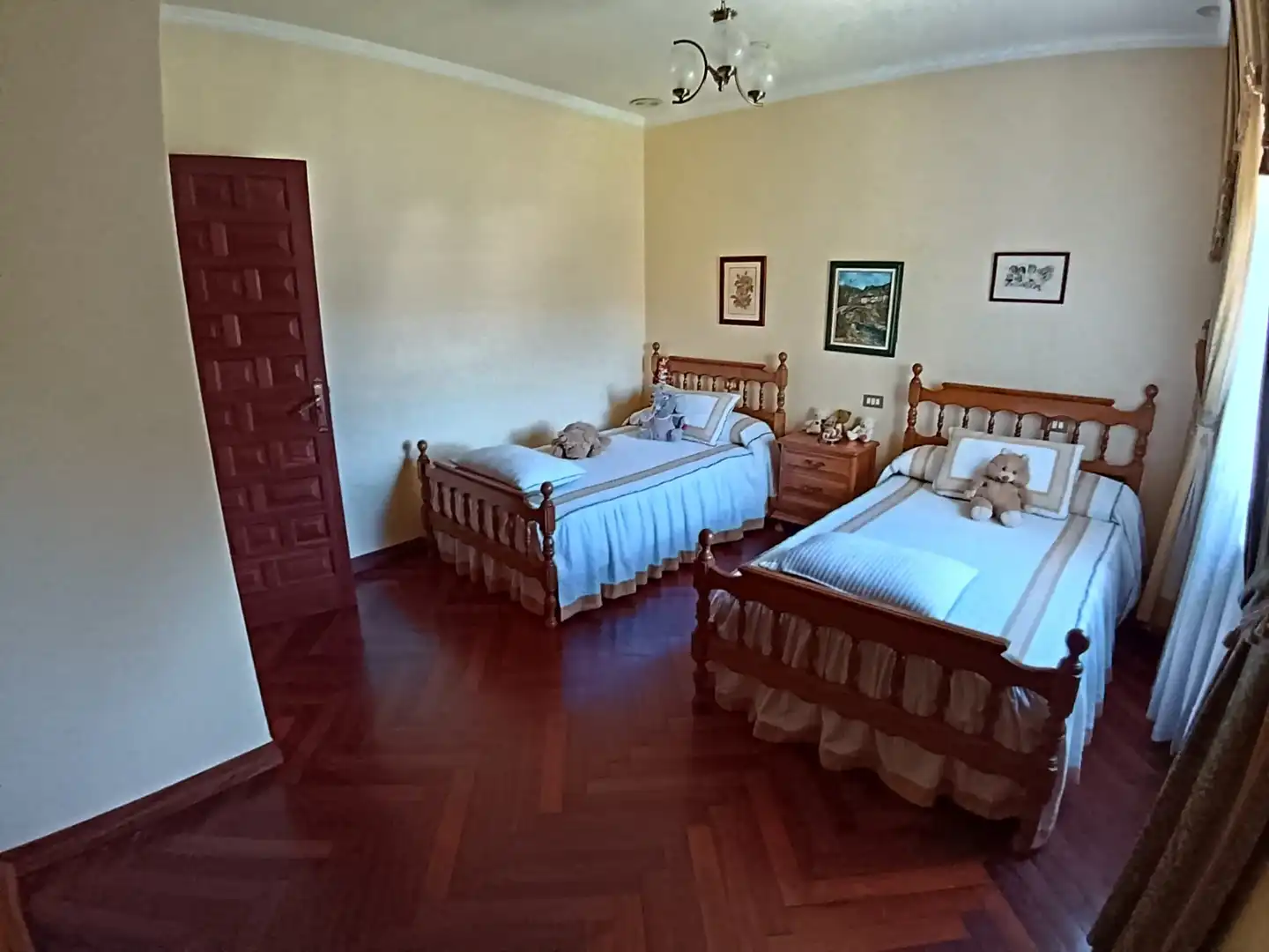 Dormitori de Casa o xalet en venda en Pontevedra Capital  amb Calefacció, Jardí privat i Parquet