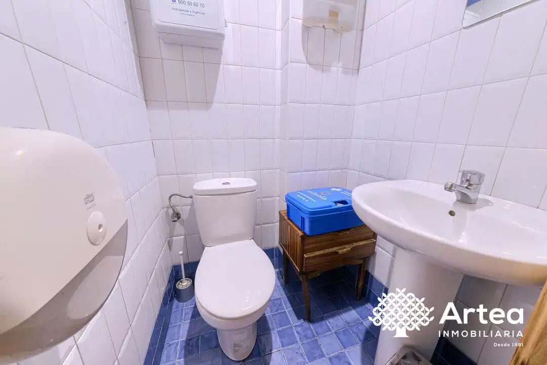 Badezimmer von Geschaftsraum zur Miete in Bilbao  mit Klimaanlage und Möbliert