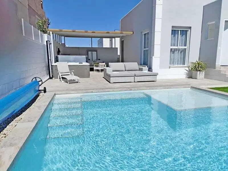 Piscina de Casa adosada en venda en Murcia