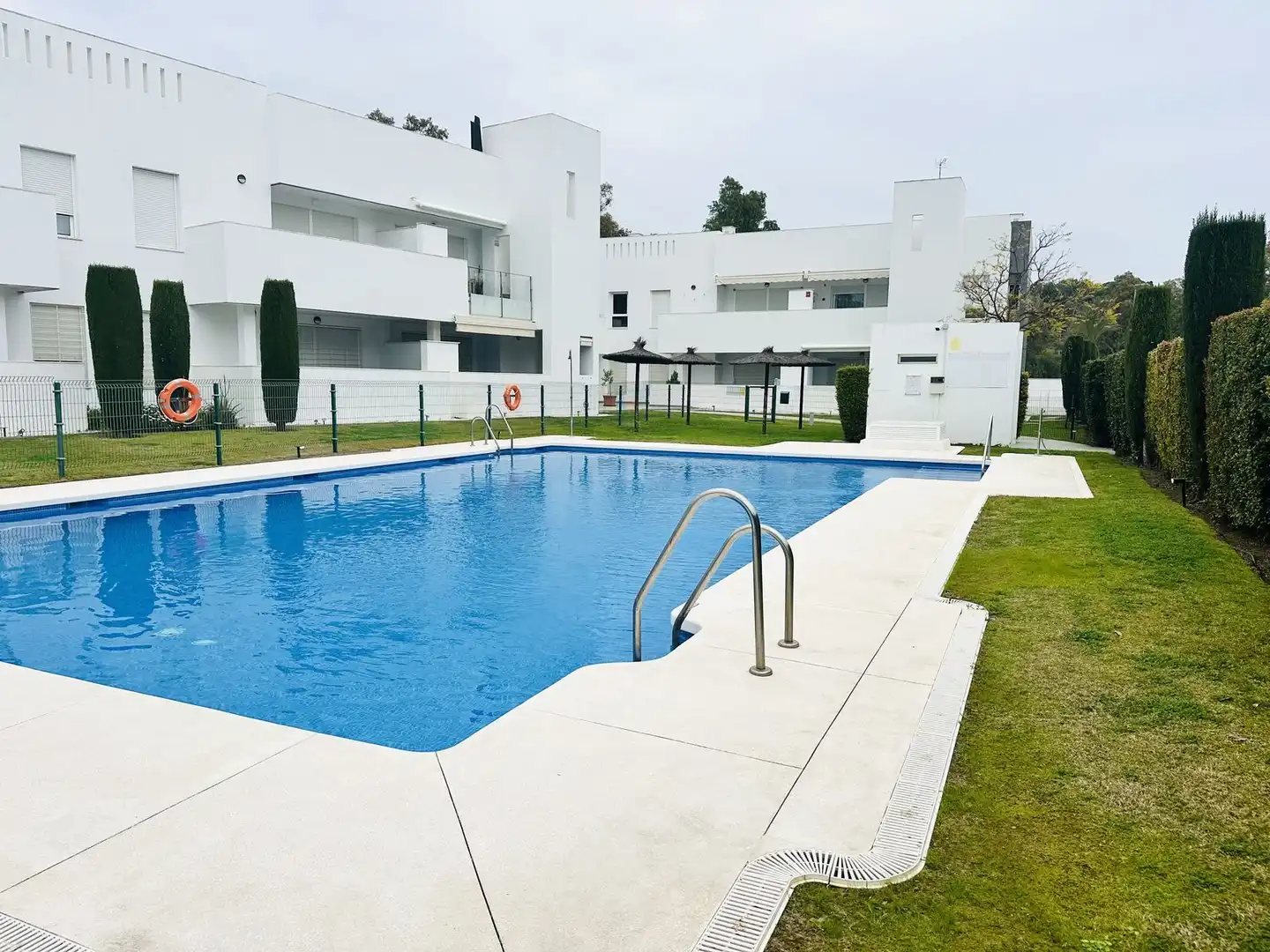 Piscina de Planta baja en venta en Marbella con Aire acondicionado, Terraza y Internet