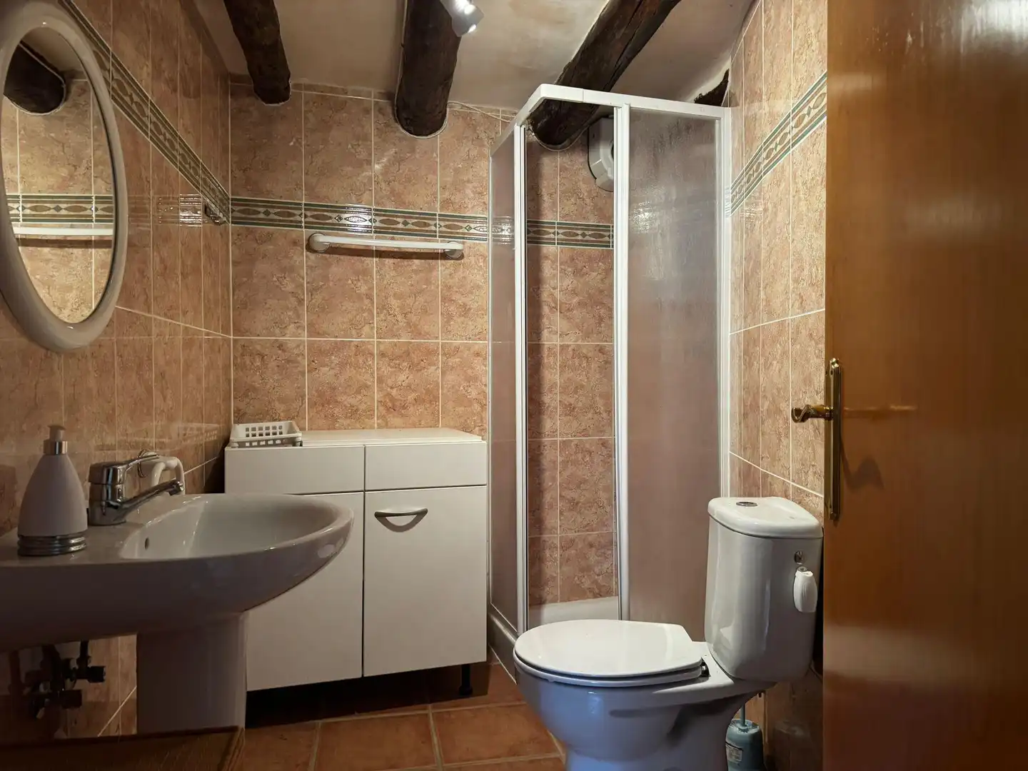 Badezimmer von Einfamilien-Reihenhaus zum Verkauf in Salas Bajas mit Klimaanlage und Terrasse
