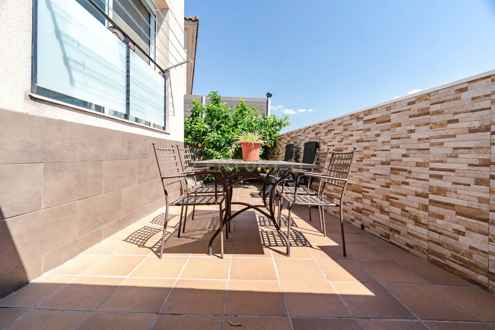 Terrasse von Einfamilien-Reihenhaus zum Verkauf in Vila-rodona mit Privatgarten und Ofen
