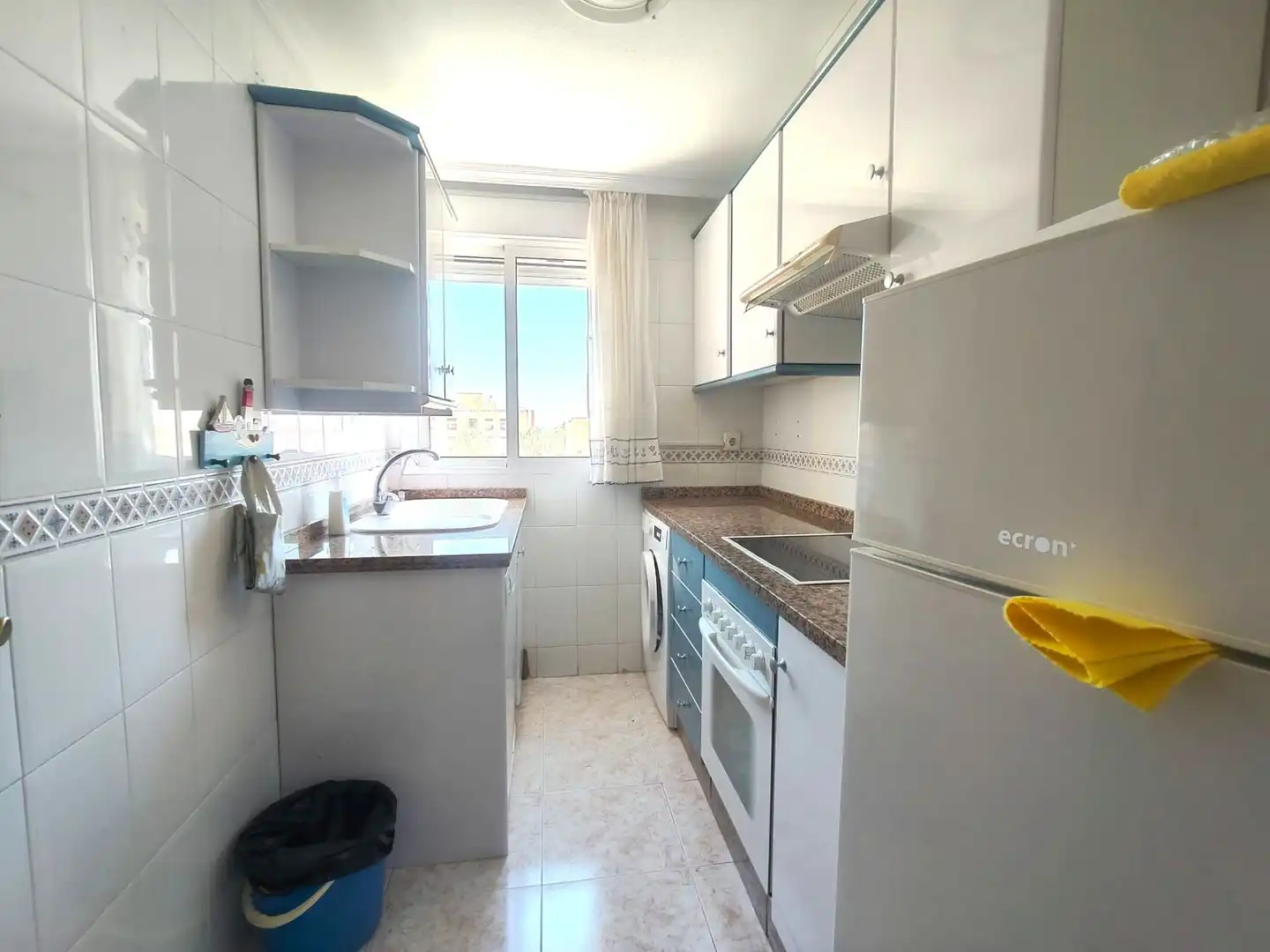 Cuina de Apartament de lloguer en Santa Pola amb Aire condicionat, Calefacció i Terrassa
