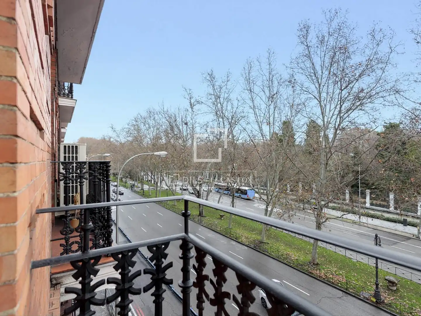 Außenansicht von Wohnung zur Miete in Madrid mit Klimaanlage, Heizung und Parkett