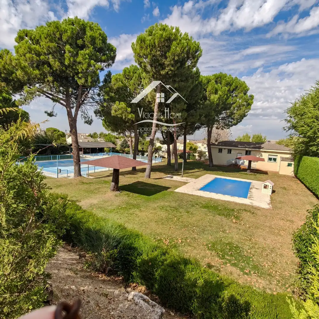 Vista exterior de Casa adosada en venta en Rivas-Vaciamadrid con Aire acondicionado, Calefacción y Jardín privado