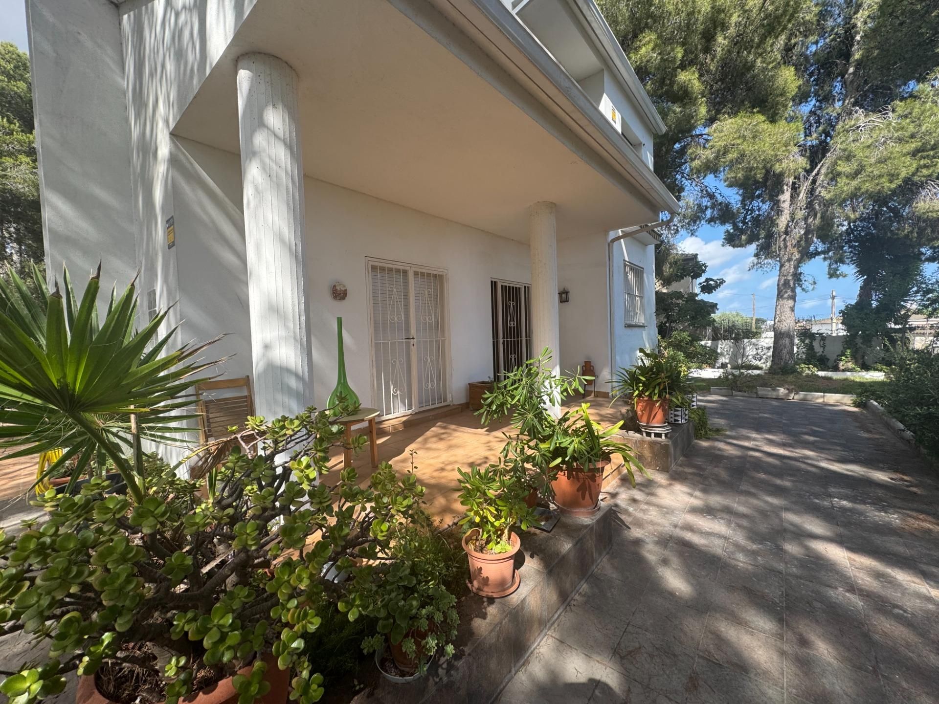 Vista exterior de Casa o xalet en venda en El Vendrell amb Calefacció, Jardí privat i Traster