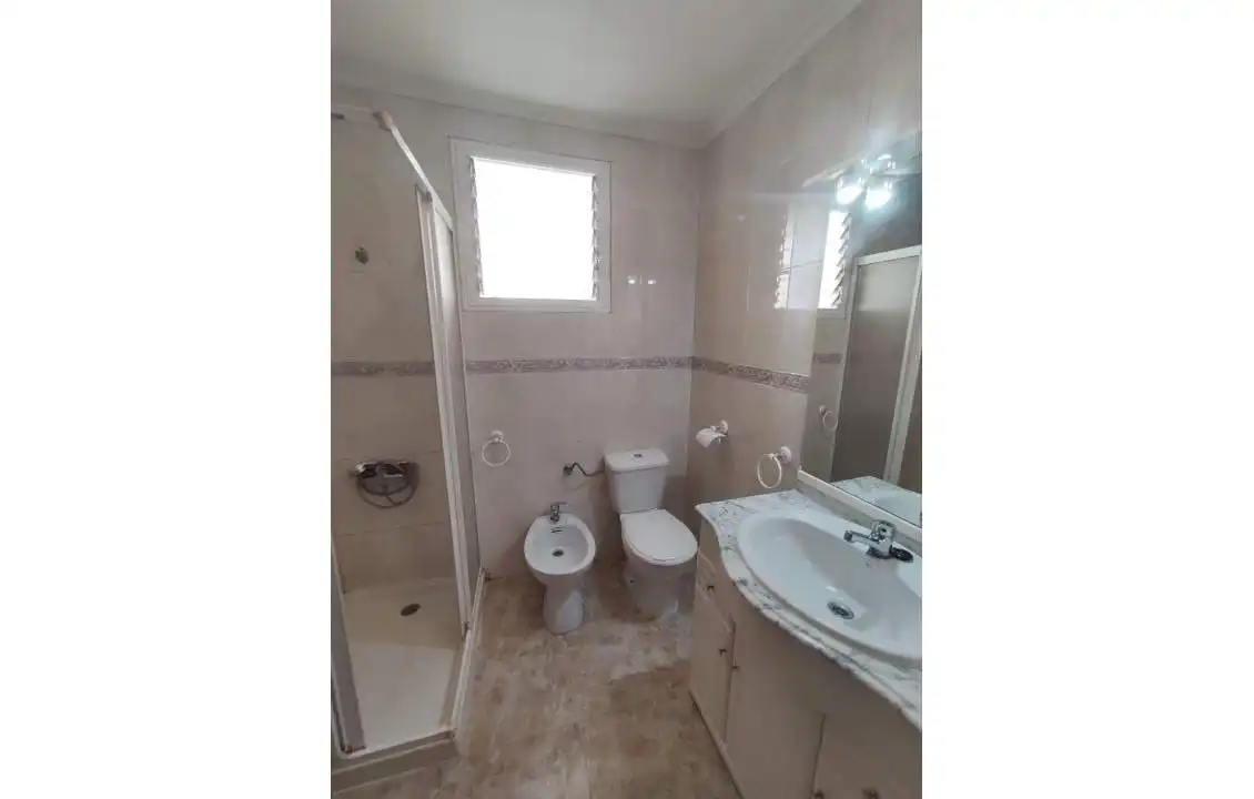 Bathroom of Flat for share in Elche / Elx