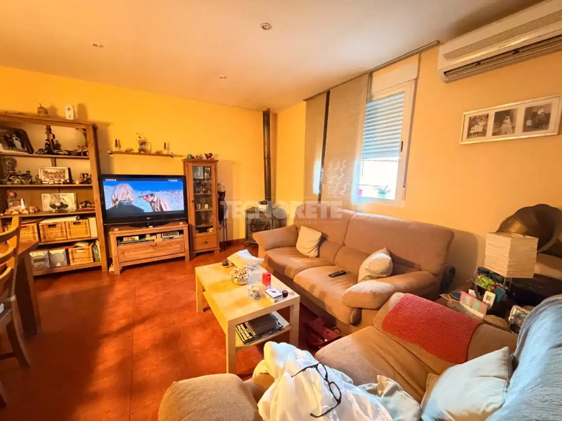 Sala de estar de Casa adosada en venta en Aldeanueva de Barbarroya con Aire acondicionado, Terraza y Amueblado