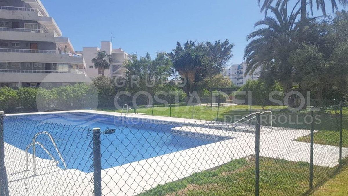Piscina de Apartament de lloguer en Benalmádena amb Terrassa i Piscina comunitària