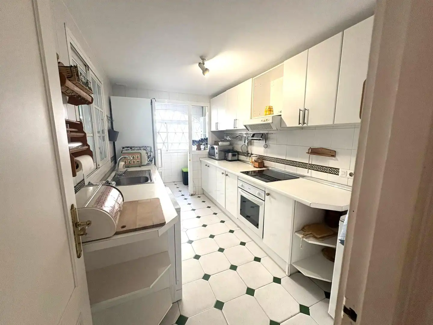 Cuina de Casa adosada en venda en Fuengirola amb Aire condicionat, Jardí privat i Terrassa