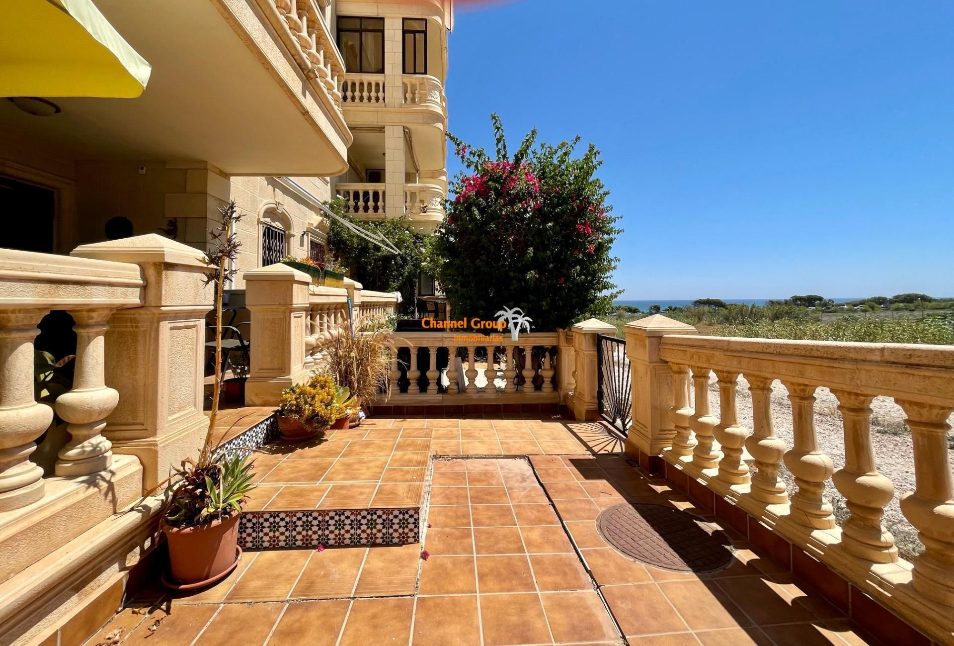 Terrace of House or chalet for sale in Guardamar del Segura  with Air Conditioner, Terrace and Community pool