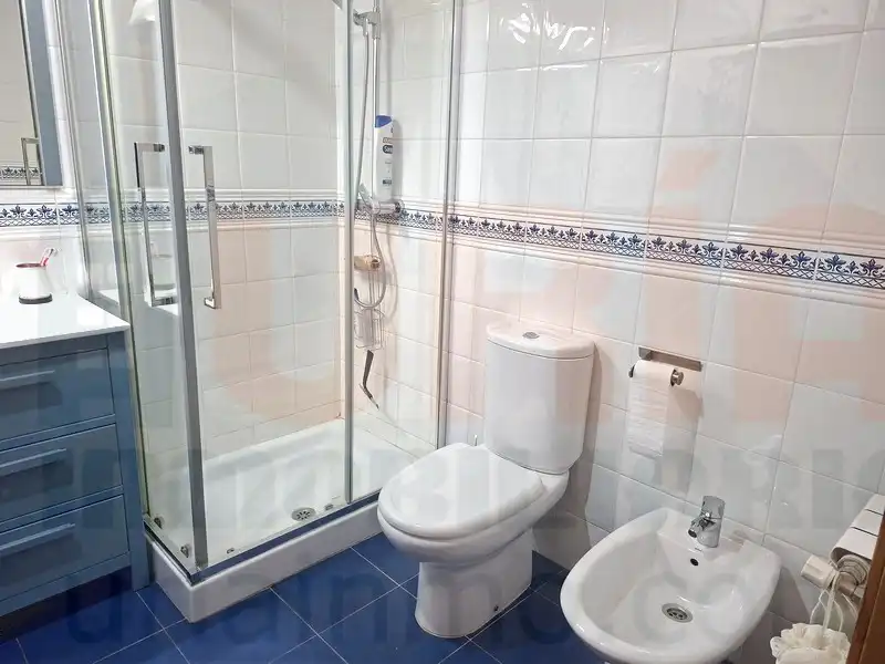 Baño de Casa o chalet en venta en Sariego con Calefacción, Terraza y Trastero