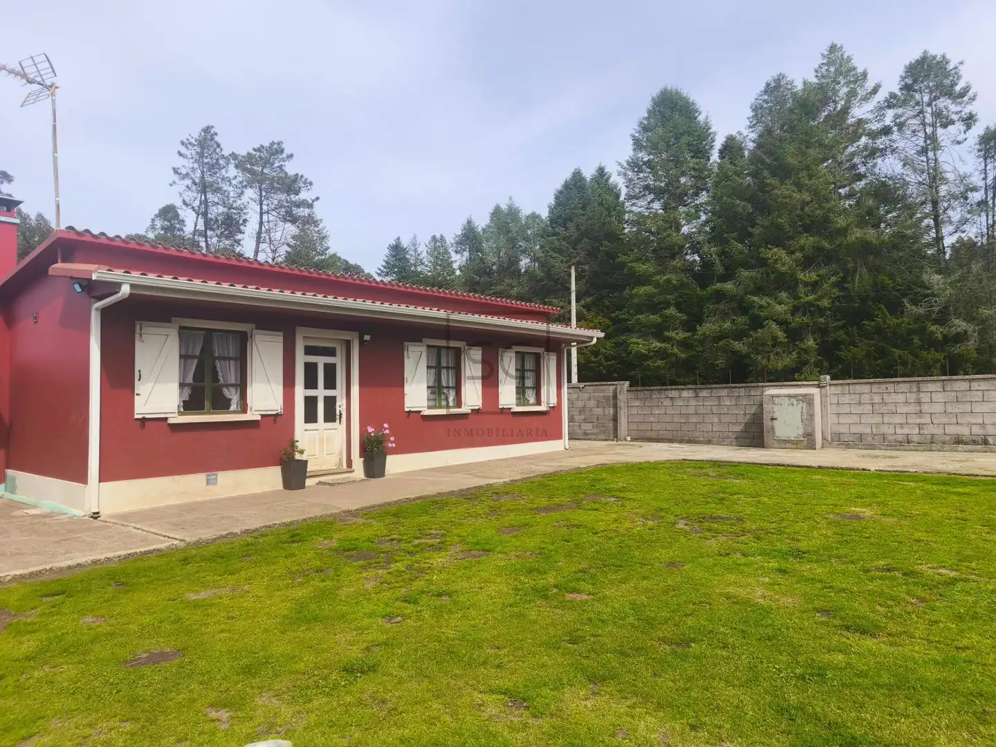 Vista exterior de Casa o xalet en venda en Monfero amb Jardí privat i Traster