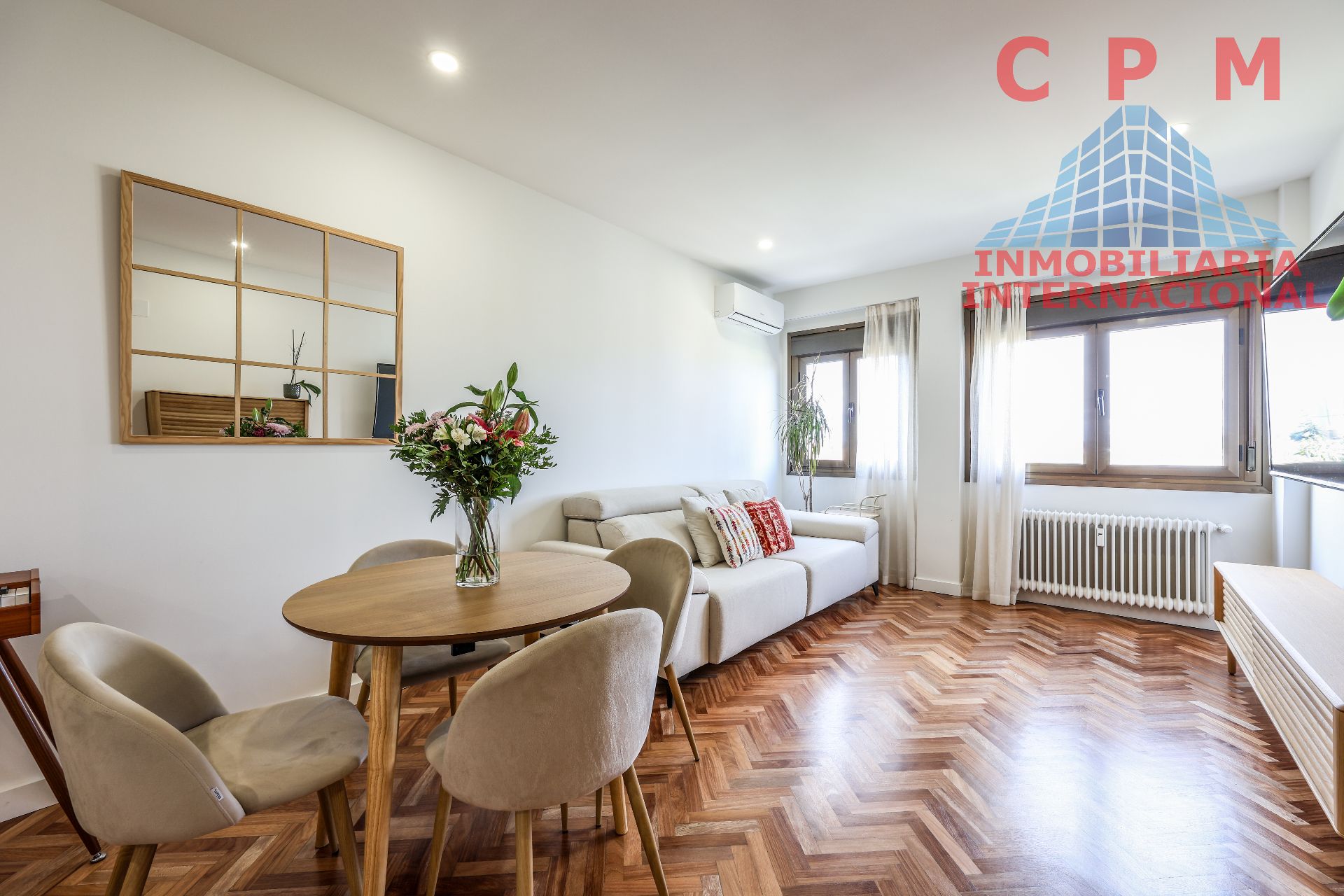 Living room of Flat to rent in  Madrid Capital  with Air Conditioner, Heating and Parquet flooring