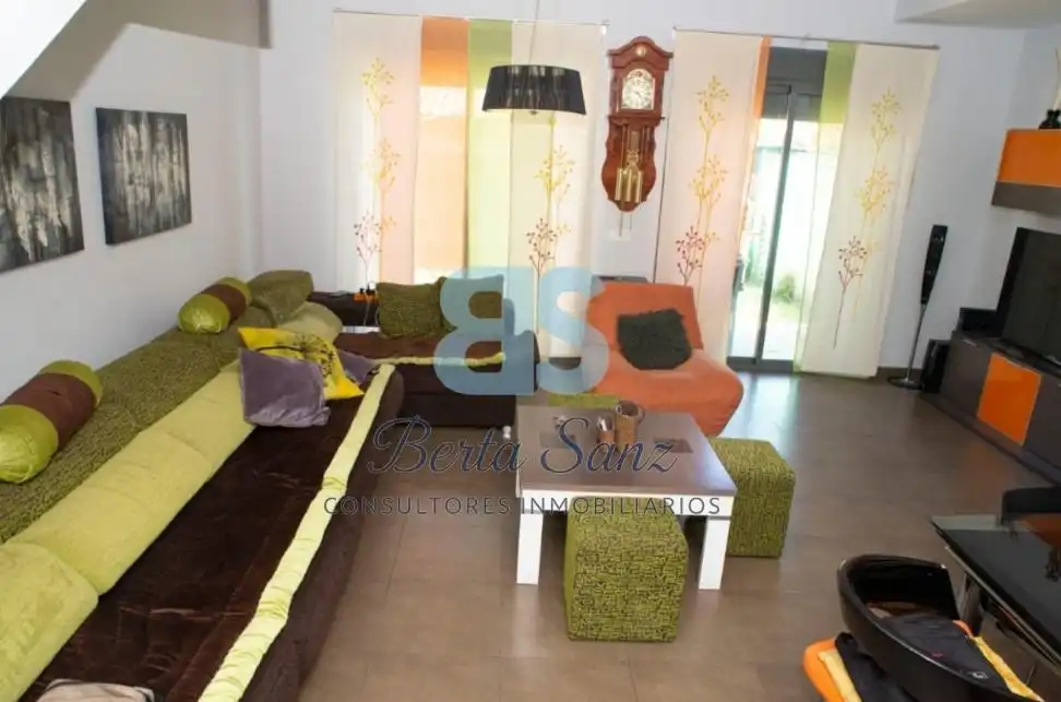 Sala de estar de Casa adosada en venta en Pioz con Aire acondicionado, Calefacción y Jardín privado