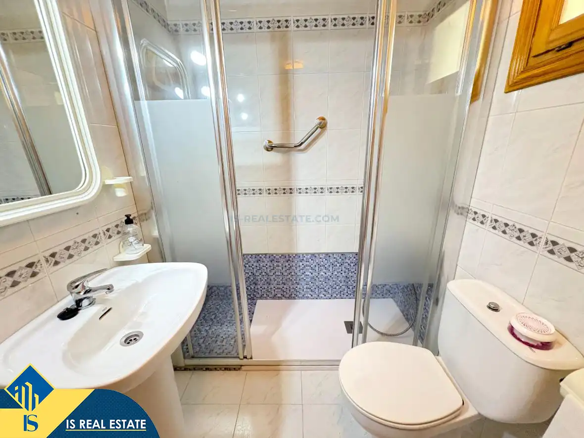 Baño de Apartamento en venta en Torrevieja con Aire acondicionado, Calefacción y Terraza