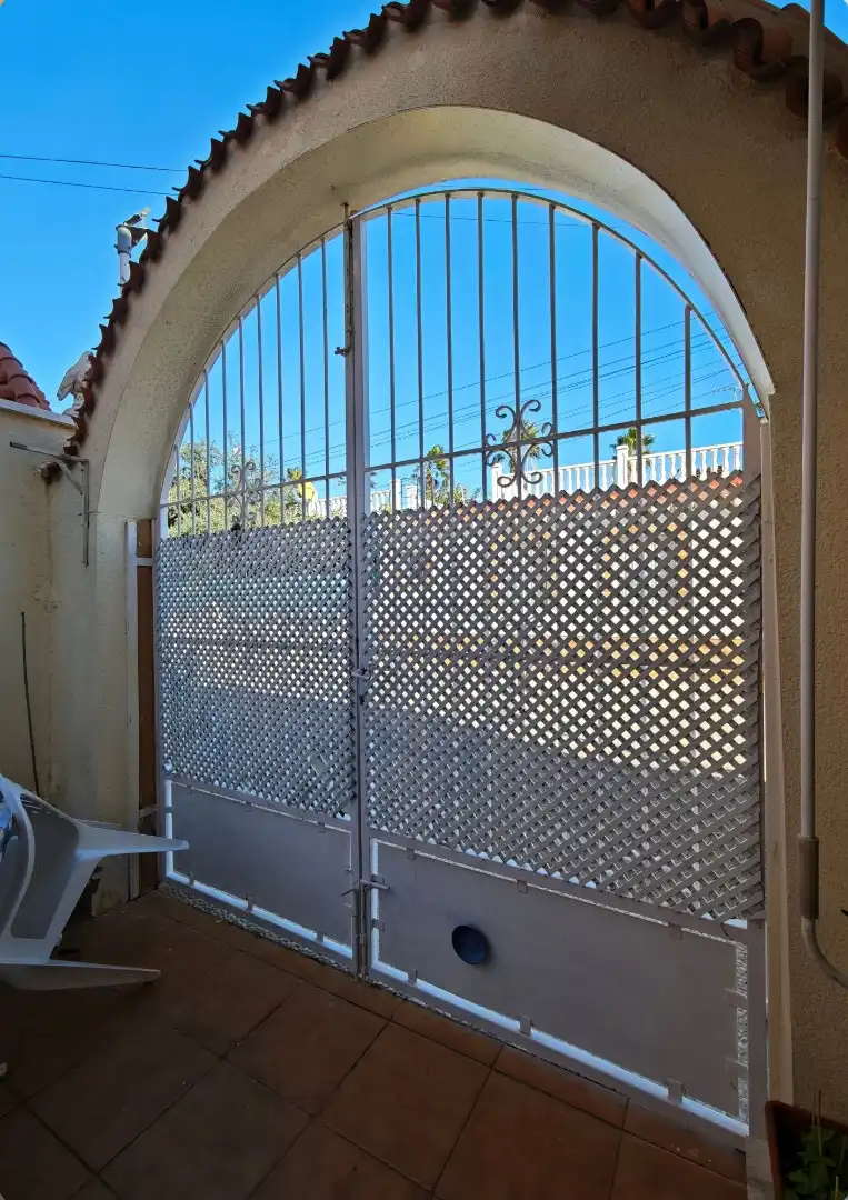 Vista exterior de Casa adosada en venda en Los Alcázares amb Aire condicionat, Terrassa i Moblat