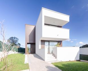 Vista exterior de Casa o xalet en venda en Castrillón amb Calefacció, Jardí privat i Terrassa