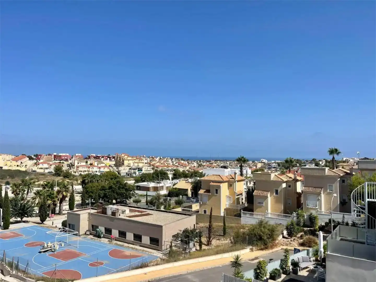 Vista exterior de Pis en venda en San Miguel de Salinas amb Aire condicionat, Piscina i Balcó