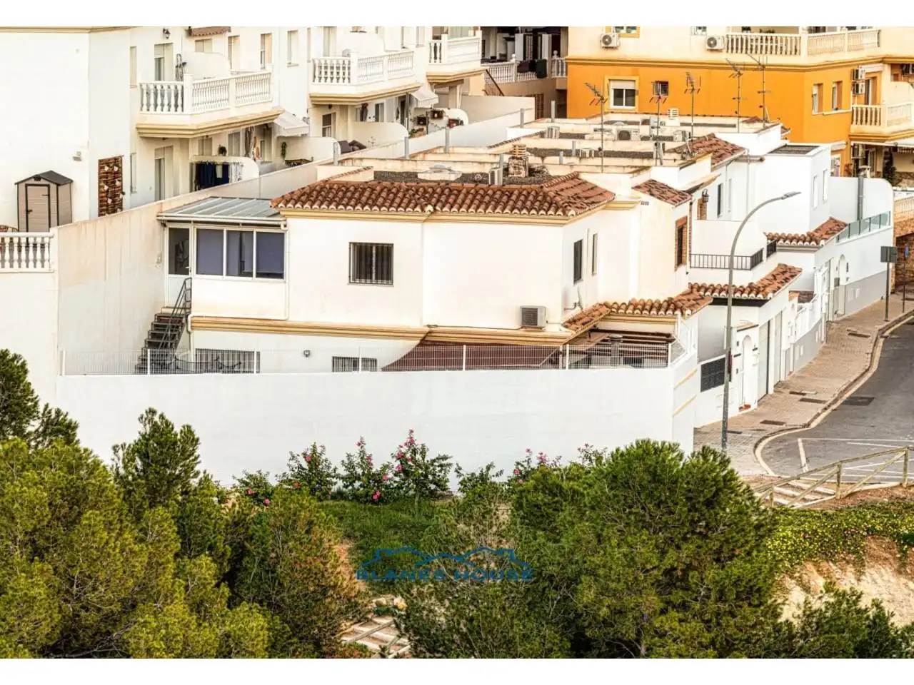 Vista exterior de Casa adosada en venda en Huércal de Almería amb Aire condicionat, Jardí privat i Moblat