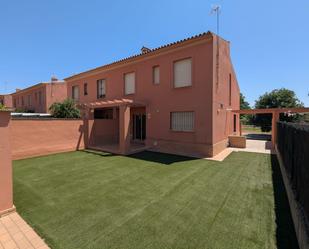 Vista exterior de Casa adosada en venda en Sanlúcar la Mayor amb Jardí privat, Parquet i Terrassa