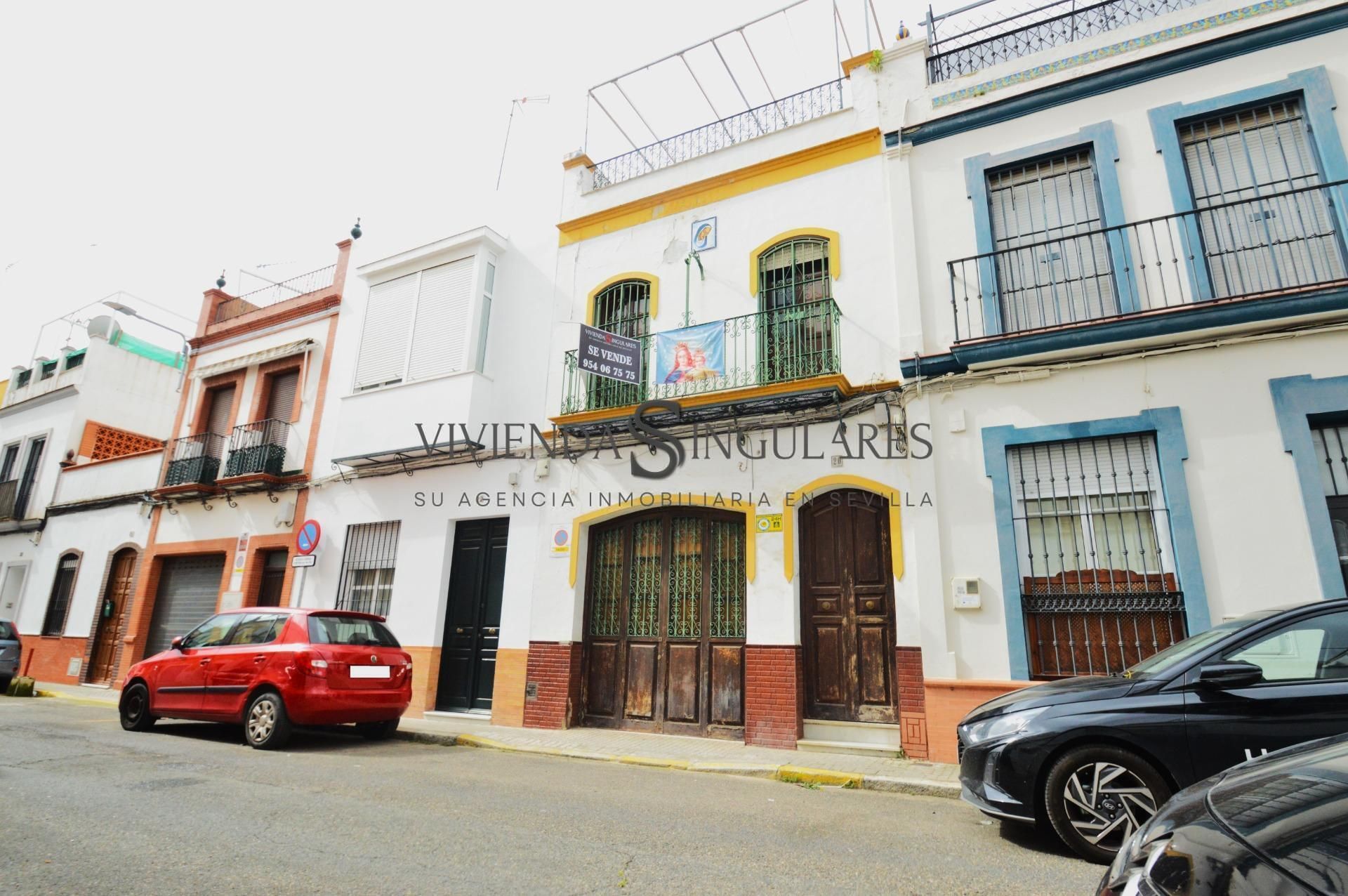 Exterior view of House or chalet for sale in  Sevilla Capital  with Terrace and Balcony