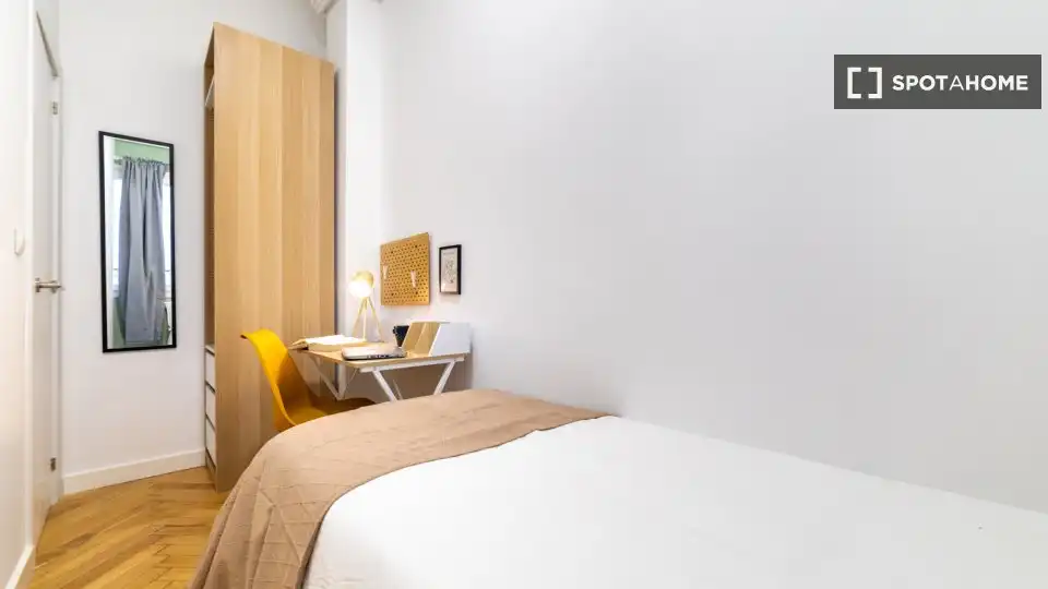 Bedroom of Flat for share in Madrid  with Air Conditioner, Terrace and Furnished
