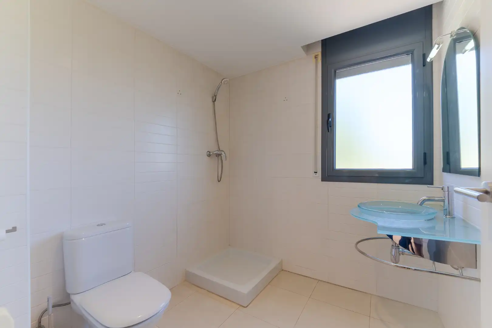 Badezimmer von Einfamilien-Reihenhaus zum Verkauf in Vidreres mit Heizung, Möbliert und Ofen
