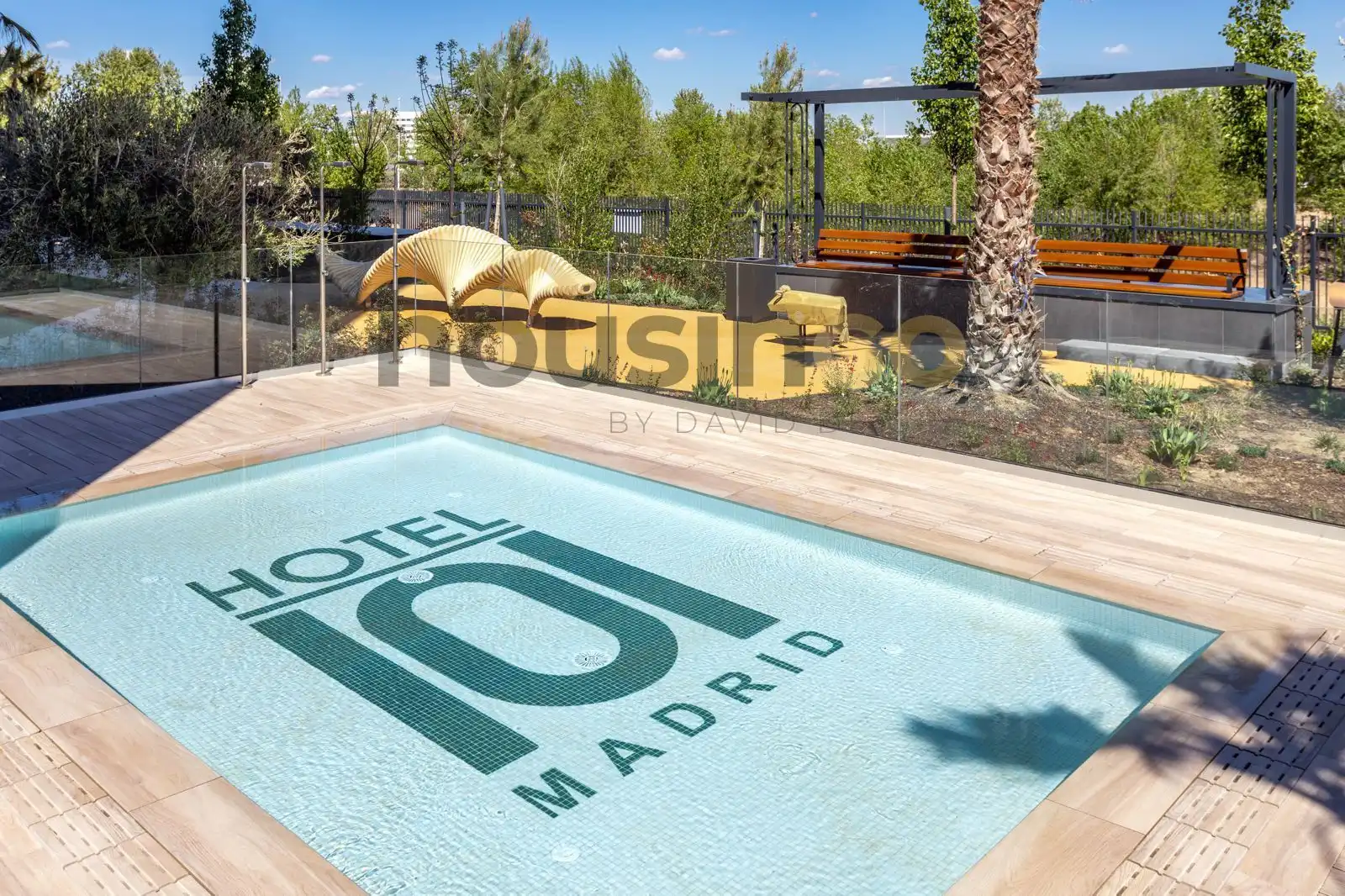 Piscina de Estudi en venda en Madrid amb Aire condicionat, Calefacció i Jardí privat