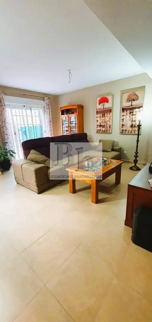Sala de estar de Casa adosada en venta en Alhaurín de la Torre con Aire acondicionado, Calefacción y Jardín privado