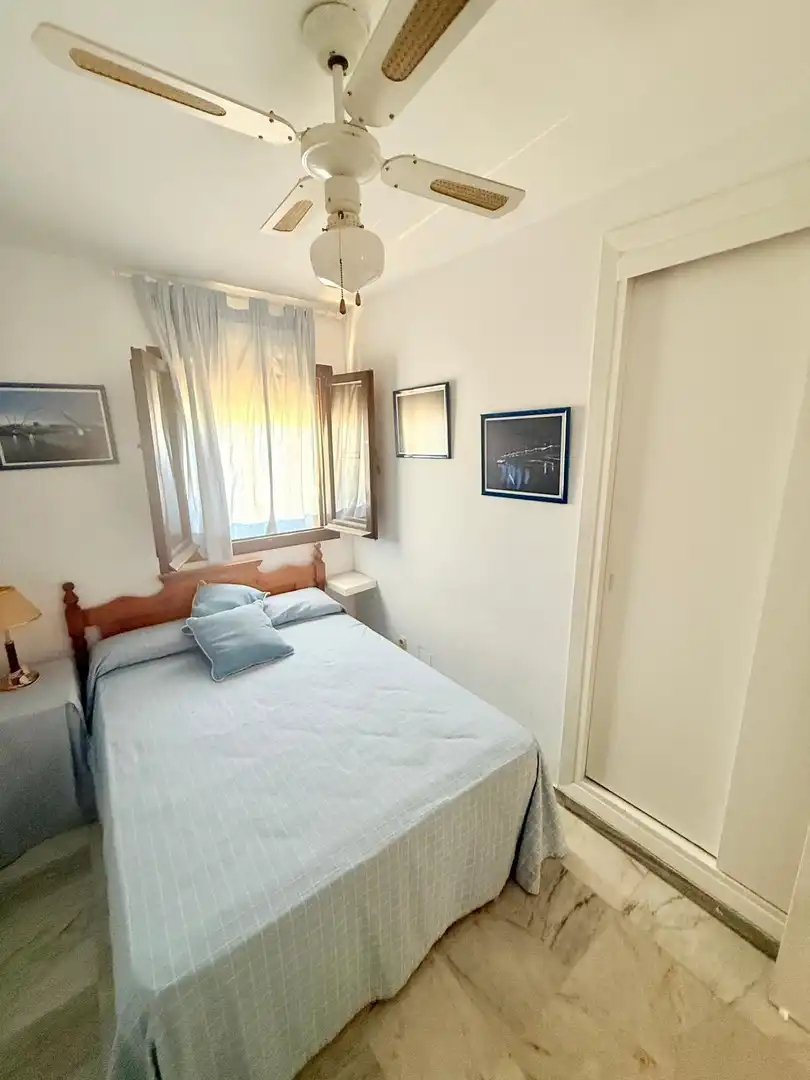 Dormitori de Apartament de lloguer en Vélez-Málaga amb Piscina comunitària