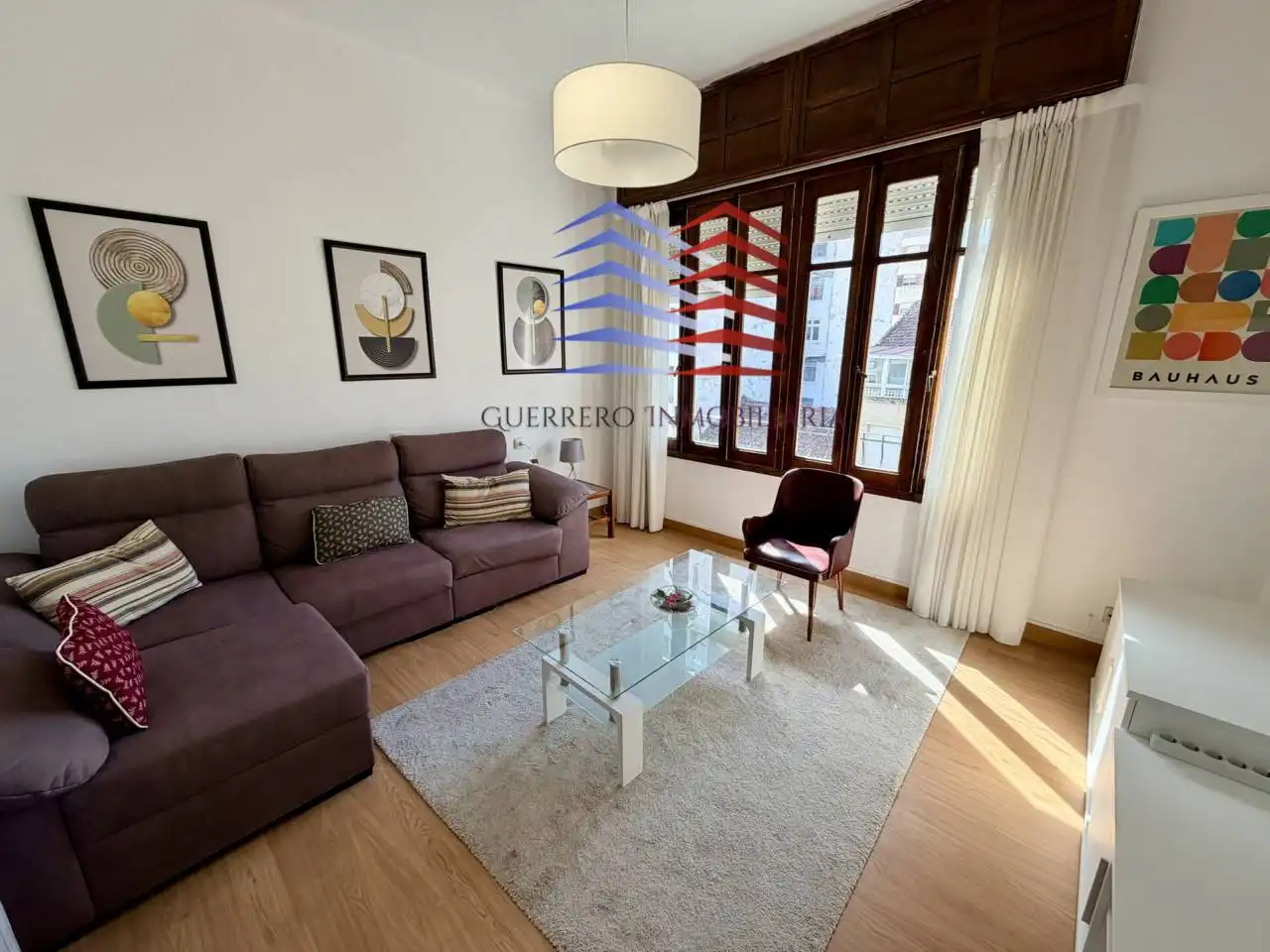 Sala d'estar de Apartament de lloguer en O Carballiño   amb Calefacció, Parquet i Moblat