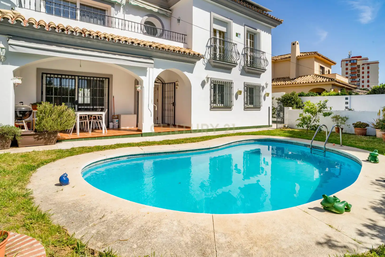 Vista exterior de Casa o xalet en venda en Fuengirola amb Aire condicionat, Jardí privat i Traster