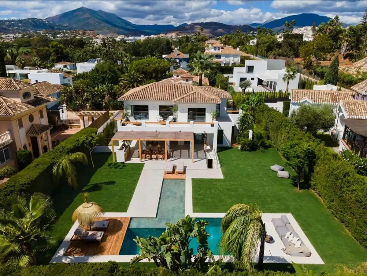 Chalet con piscina en venta en Nueva Andalucía