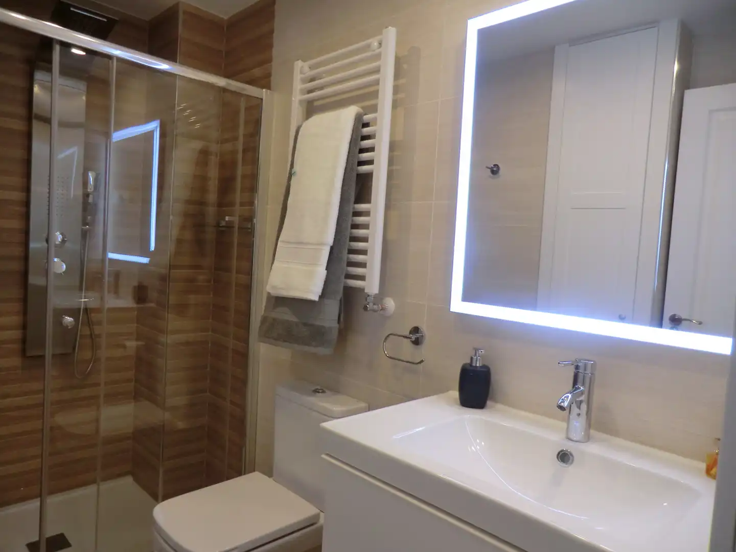 Bany de Apartament de lloguer en Madrid amb Aire condicionat, Calefacció i Moblat