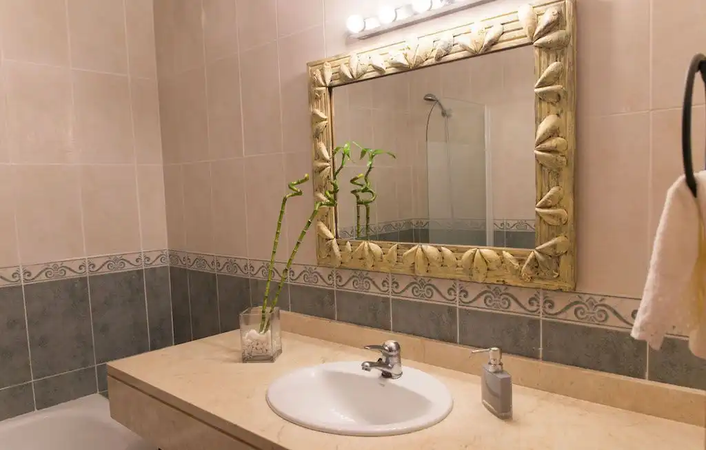 Baño de Dúplex en venta en Manilva con Aire acondicionado, Terraza y Piscina comunitaria