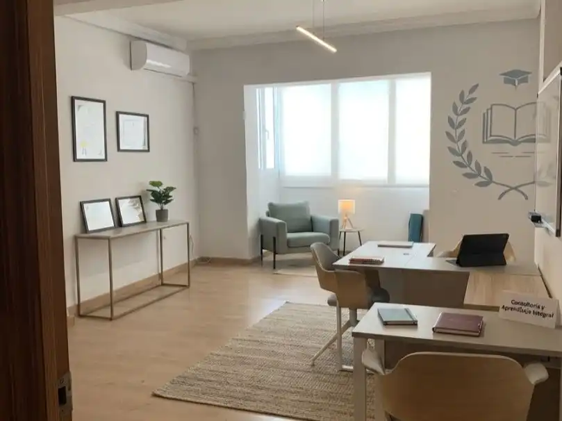 Sala d'estar de Local de lloguer en La Rinconada amb Aire condicionat, Calefacció i Parquet