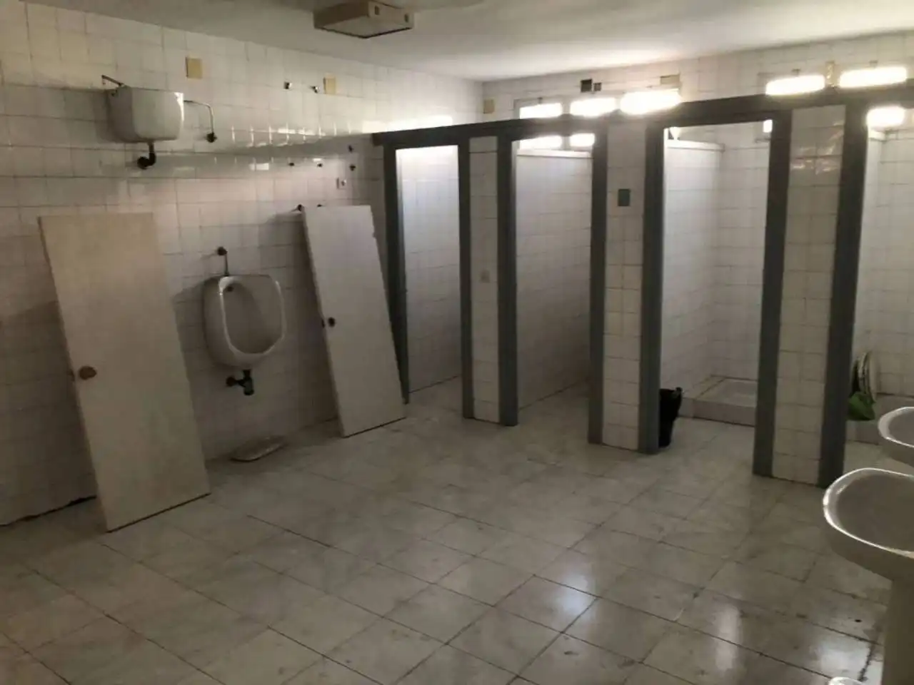 Badezimmer von Fabrikhallen zur Miete in Don Benito