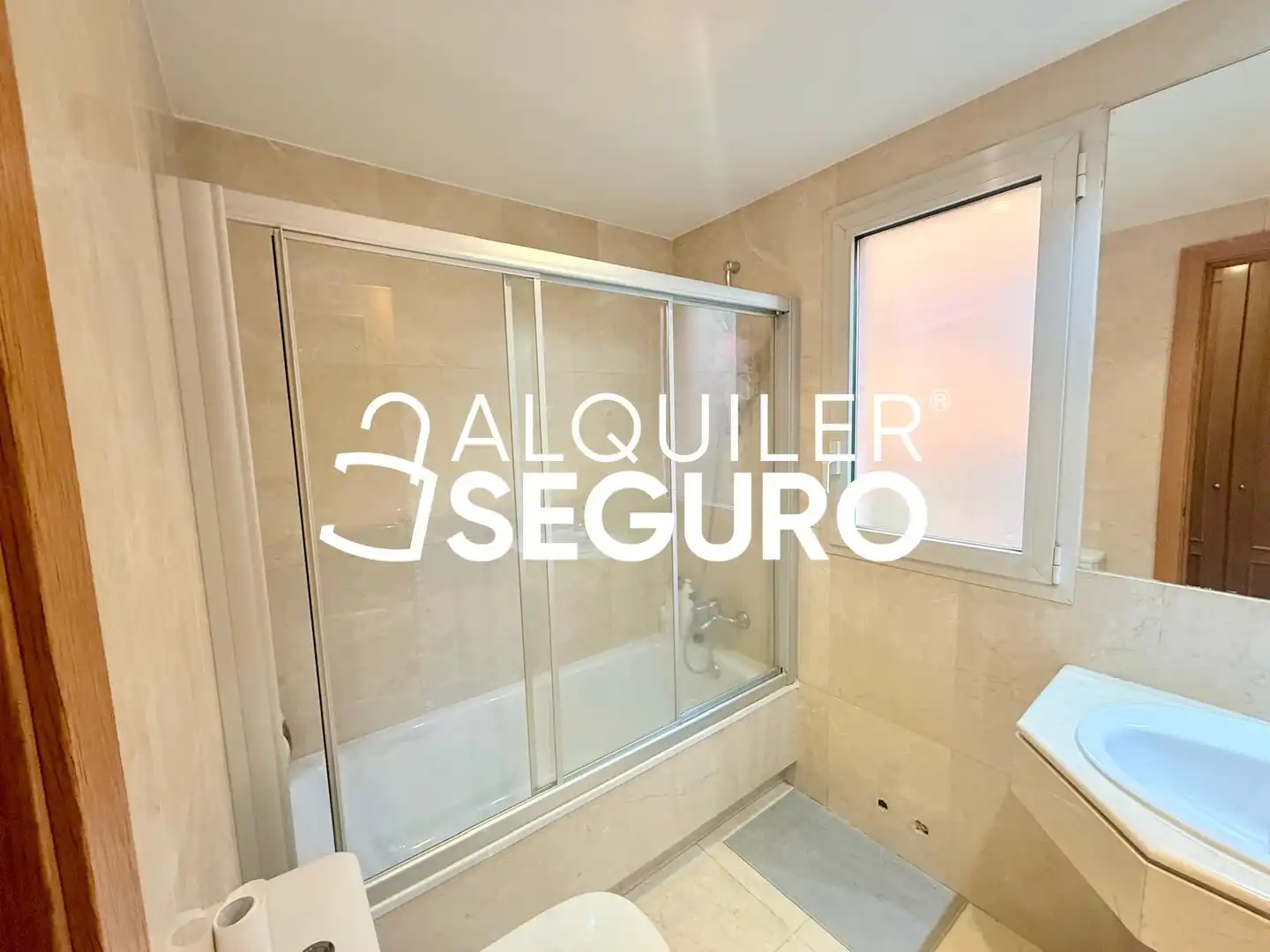 Bathroom of Flat for rent in Madrid  with Air Conditioner and Heating