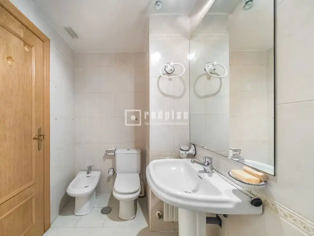 Bathroom of Flat for sale in Madrid  with Heating, Private garden and Parquet flooring