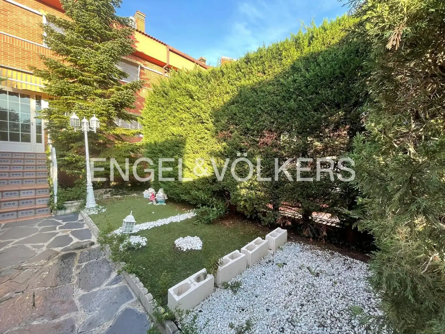 Vista exterior de Casa adosada en venda en Ciudalcampo amb Aire condicionat, Calefacció i Jardí privat
