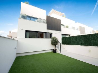 House with balcony for sale in Cox